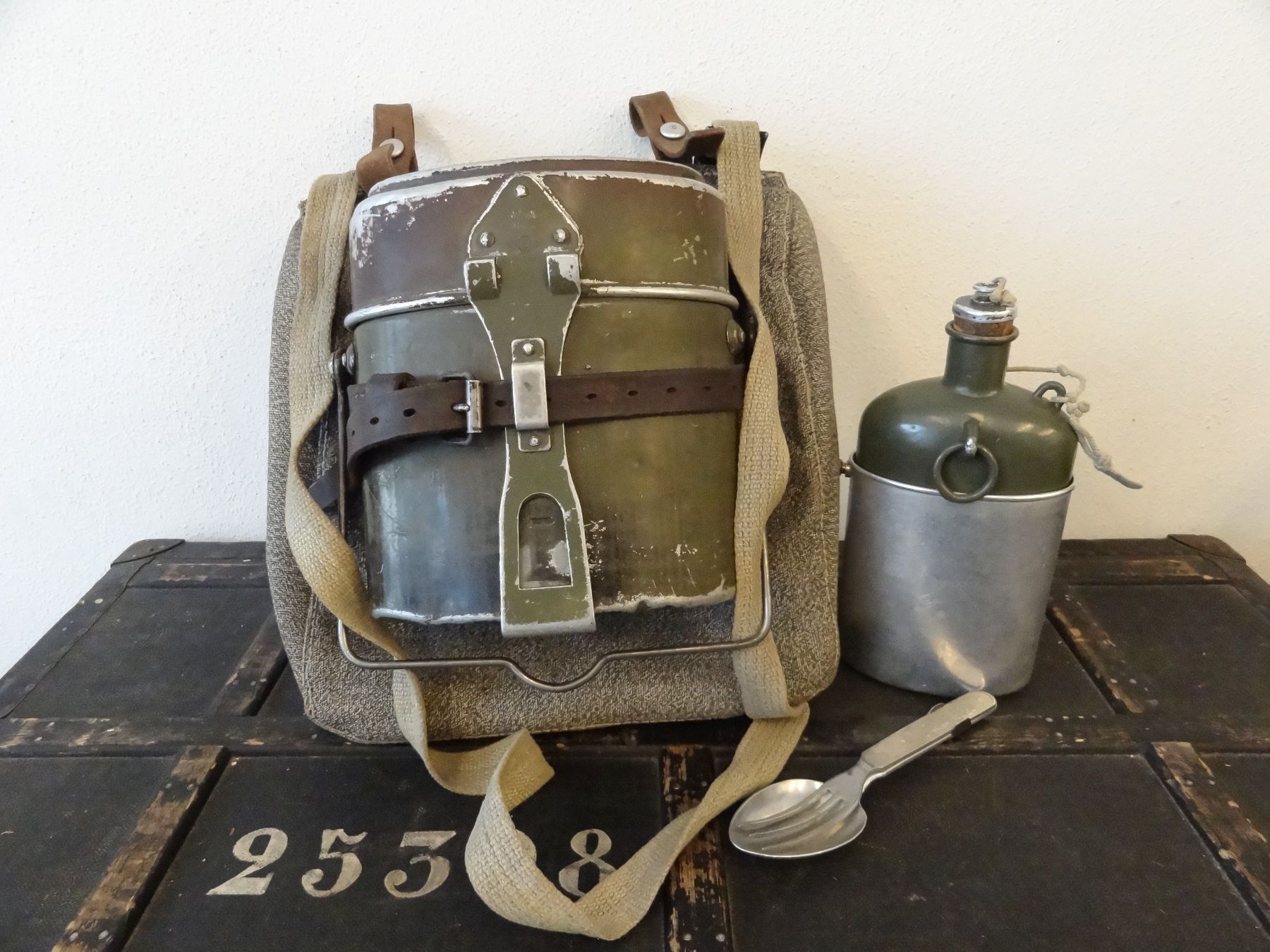 Schweizer Armee Attrezzatura & Pezzi di ricambio: Feldflasche mit Becher Schweizer Armee 1944 – Usato da Kerzers venduto da bottlesandboxes 7
