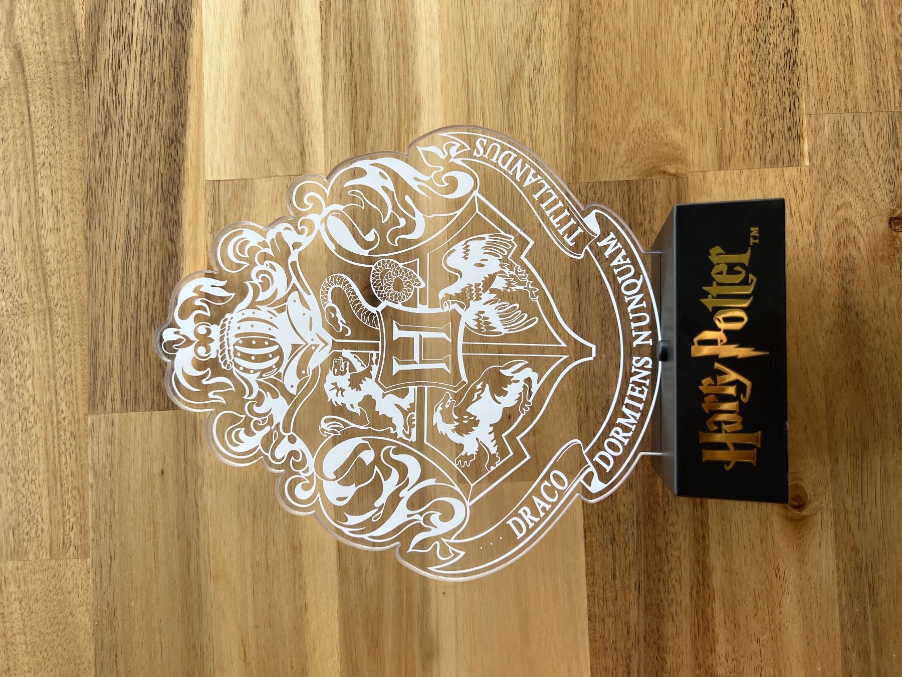 Lampen: Leuchtendes Harry Potter Hogwarts Wappen – Neu (gemäss Beschreibung) aus Schlieren von svenbaettig