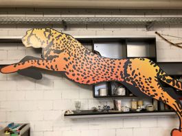 Wanddekoration Gepard orange schwarz. Länge 270 cm