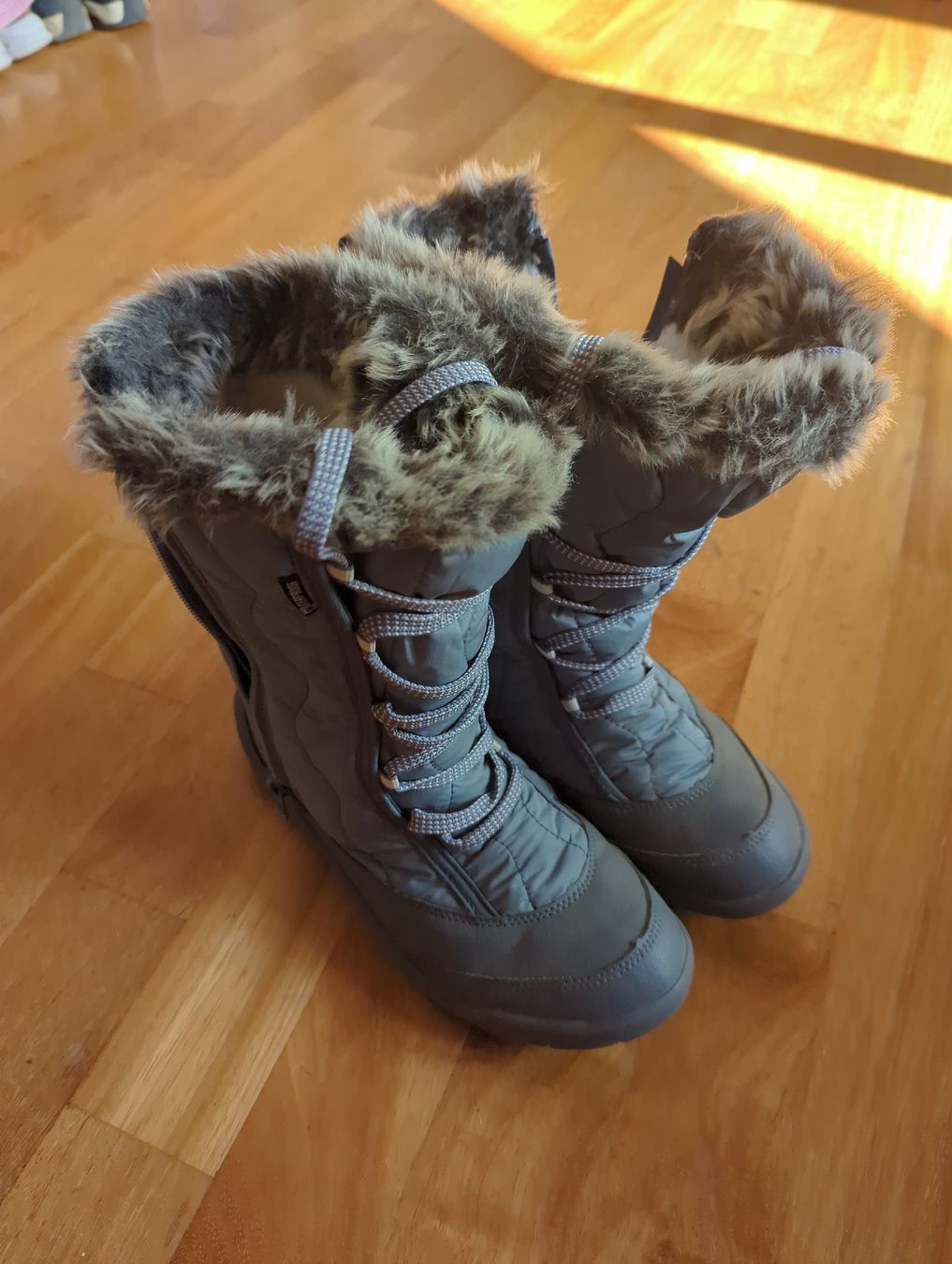 Decathlon Chaussures filles: Quechua Winterstiefel Gr. 38 – D'occasion à Eglisau par raf_hn2x