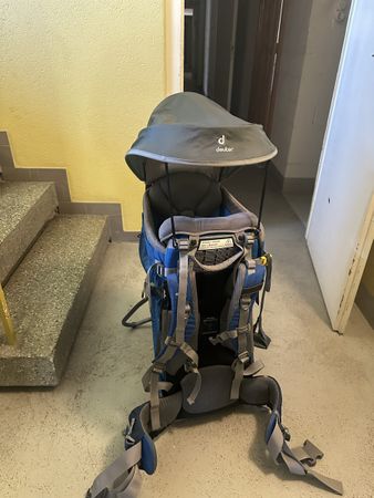 Kindertrage Deuter blau mit Sonnendach und Regenschutz