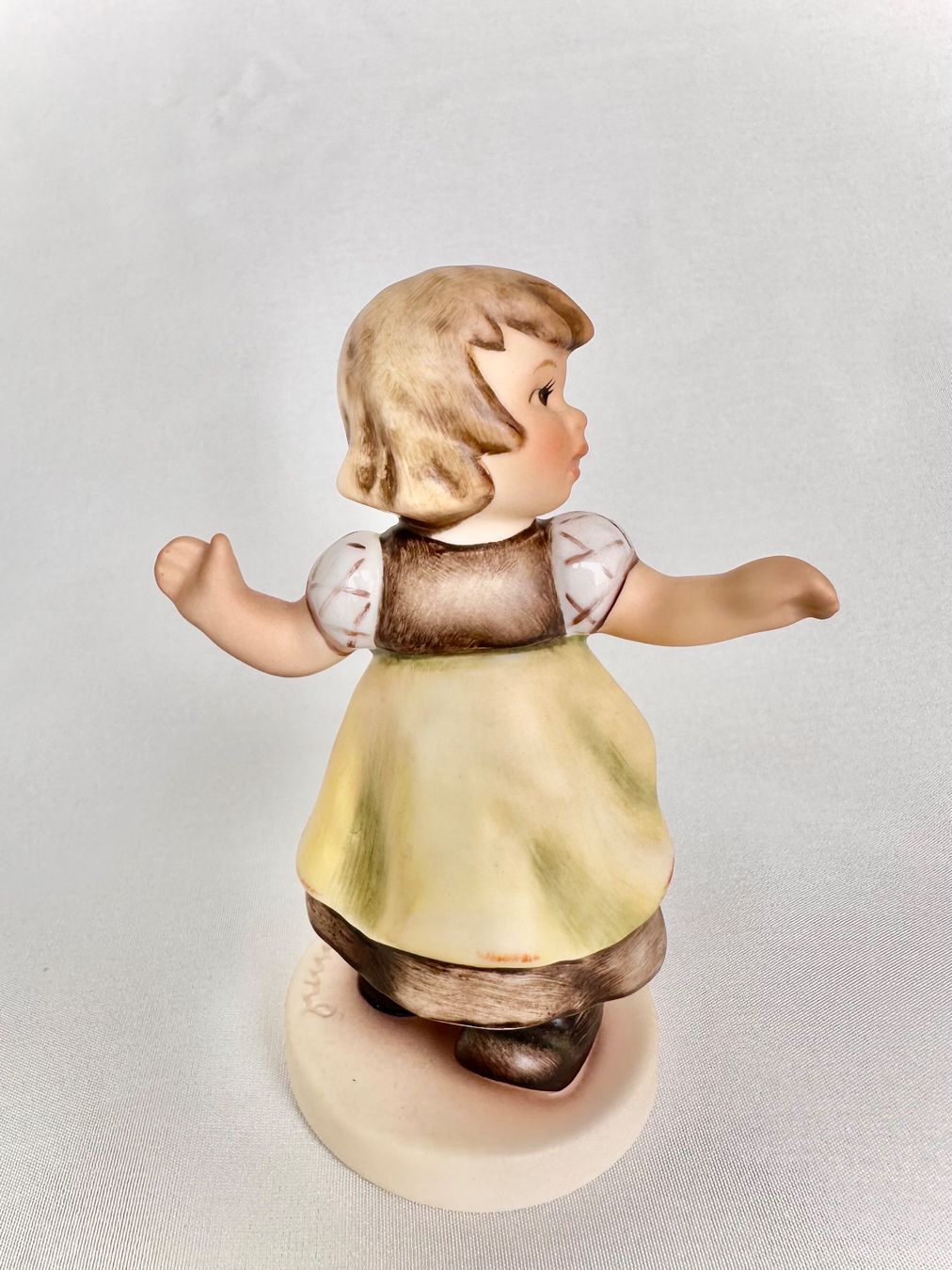 Hummel Statuette: Schöne Goebel Hummel Figur Mädchen "Liesl" – Usato da Steinen venduto da SputnikSweetheart 4