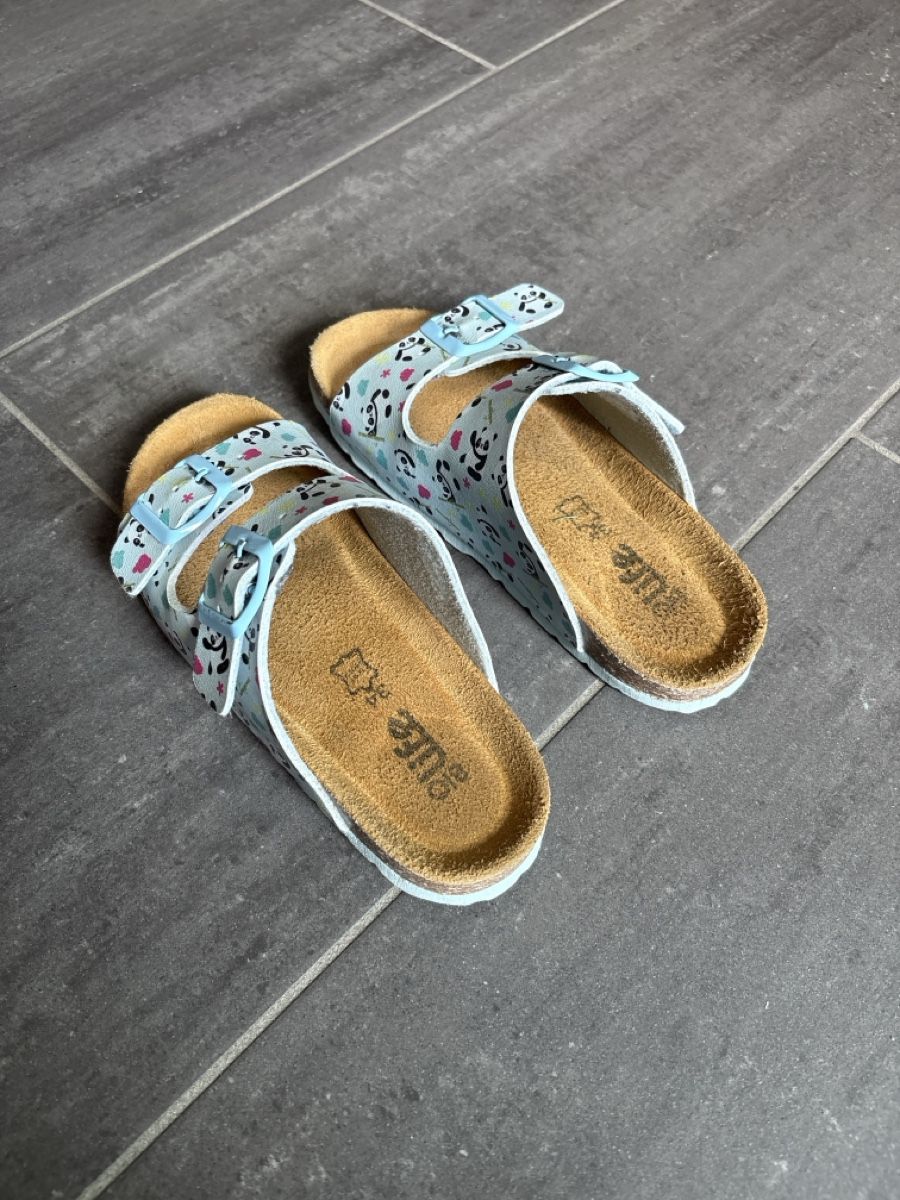 Scarpe per ragazzi: Pantoletten Kinder leicht gebraucht Grösse 34 hellblau Panda – Usato da Remigen venduto da Avanti 1