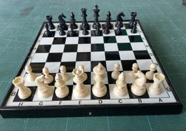 Coffret d’échecs en Bakélite avec pièces aimantées 