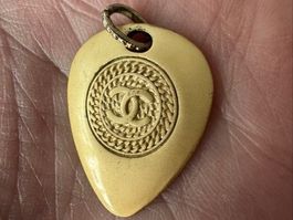 Pendentif médiator doré unique avec motif spiralé, bijou