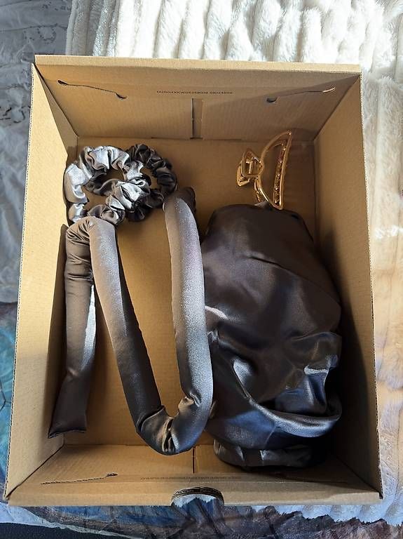 Accessori per capelli: Set aus Seidenhaube, Lockenstab, Scrunchie – Usato da Chur venduto da van_6qs7