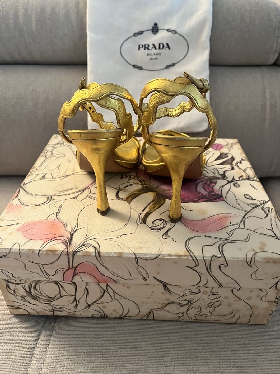 Prada Chaussures femmes:  Prada gold metallic leather wavy strap heels  – D'occasion à Niederlenz par luxe_1968 3