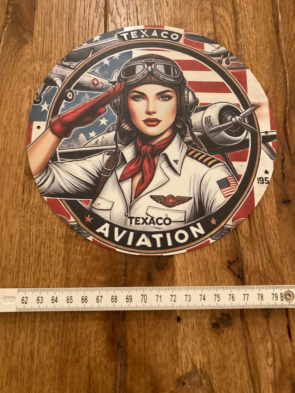 Kit di modellismo & Modellini statici: Schönes Texaco Retro Aviation Blechschild Pilotin – Nuovo e nell'imballaggio originale da Bremgarten AG venduto da Eurotiz 1