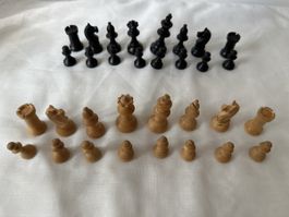 Schachfiguren Holz schwarz-weiss mit Kiste alt