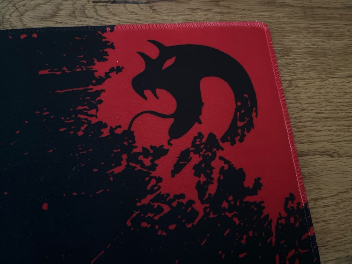 Tappetini per mouse: Rot-Schwarzes Mousepad 24cm x 30cm – Nuovo (secondo la descrizione) da Münchenbuchsee venduto da SwissMissWendy 1