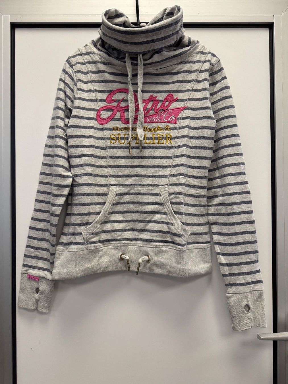 Maglioni & Felpe: Kapuzenpullover gestreift - Retro Jeans - Gr. M – Usato da Brügg BE venduto da rutschimedizin