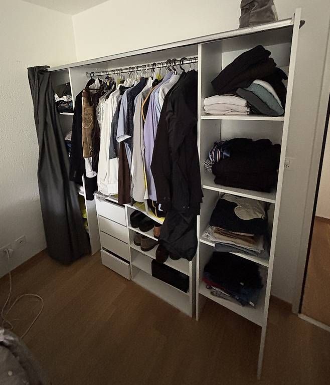 Armadi: Kleiderschrank mit Stoffvorhang – Usato da Steffisburg venduto da nic_d2f7 2