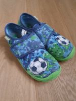 Hausschuhe, Gr. 32, Fussball Design