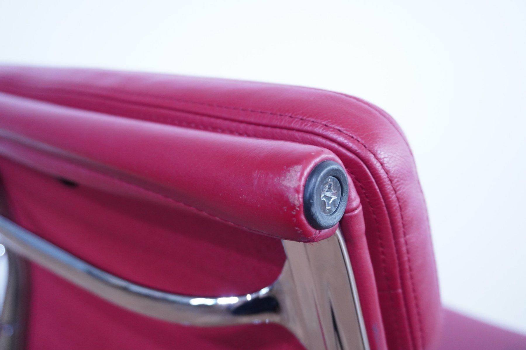 Vitra Sedie: Vitra Eames Soft Pad Chair EA217 Leder rot – Usato da Bad Zurzach venduto da QLASSIQ 8