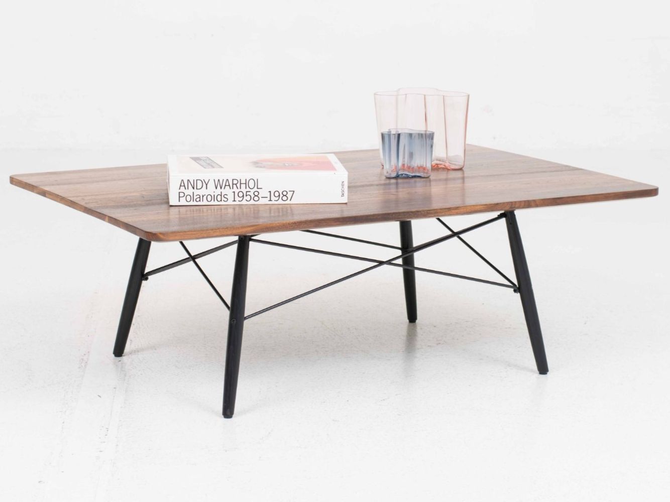 Vitra Tavoli: Vitra Coffee Table von Charles & Ray Eames in Nussbaum – Usato da Zürich venduto da STUZH38