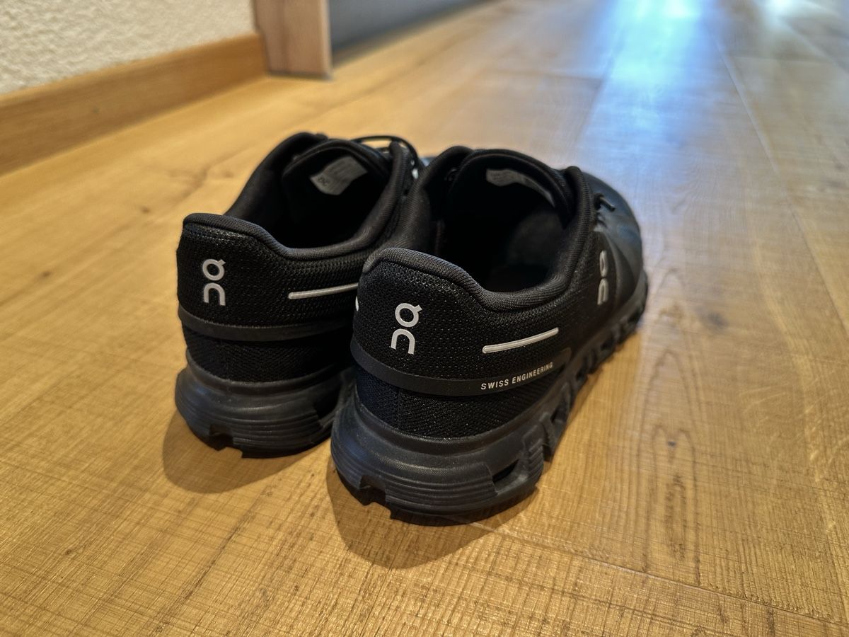 On Damenschuhe: On Running Sneaker Cloud schwarz Grösse 40.5  – Gebraucht aus Reutigen von ann_9mq9 2