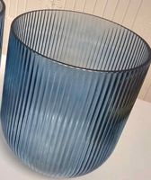 Blaue Blumenvase, gerippt, 2 Stück vorhanden