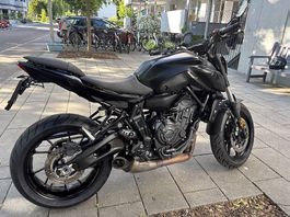 MT07 Akrapovic und Oelins Fahrwerk