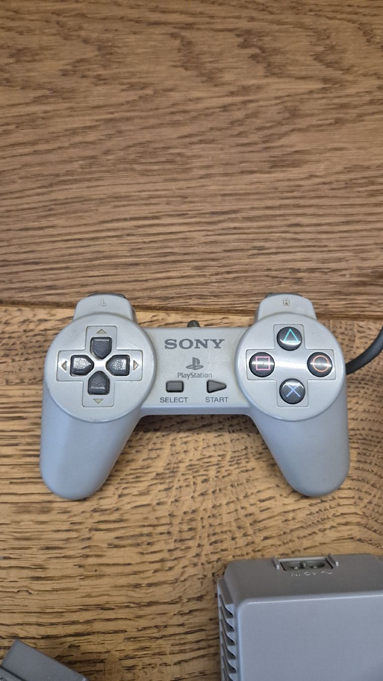 Sony Consoles: Sony PlayStation 1 mit 4 Kontroller – D'occasion à Busswil TG par one123 3
