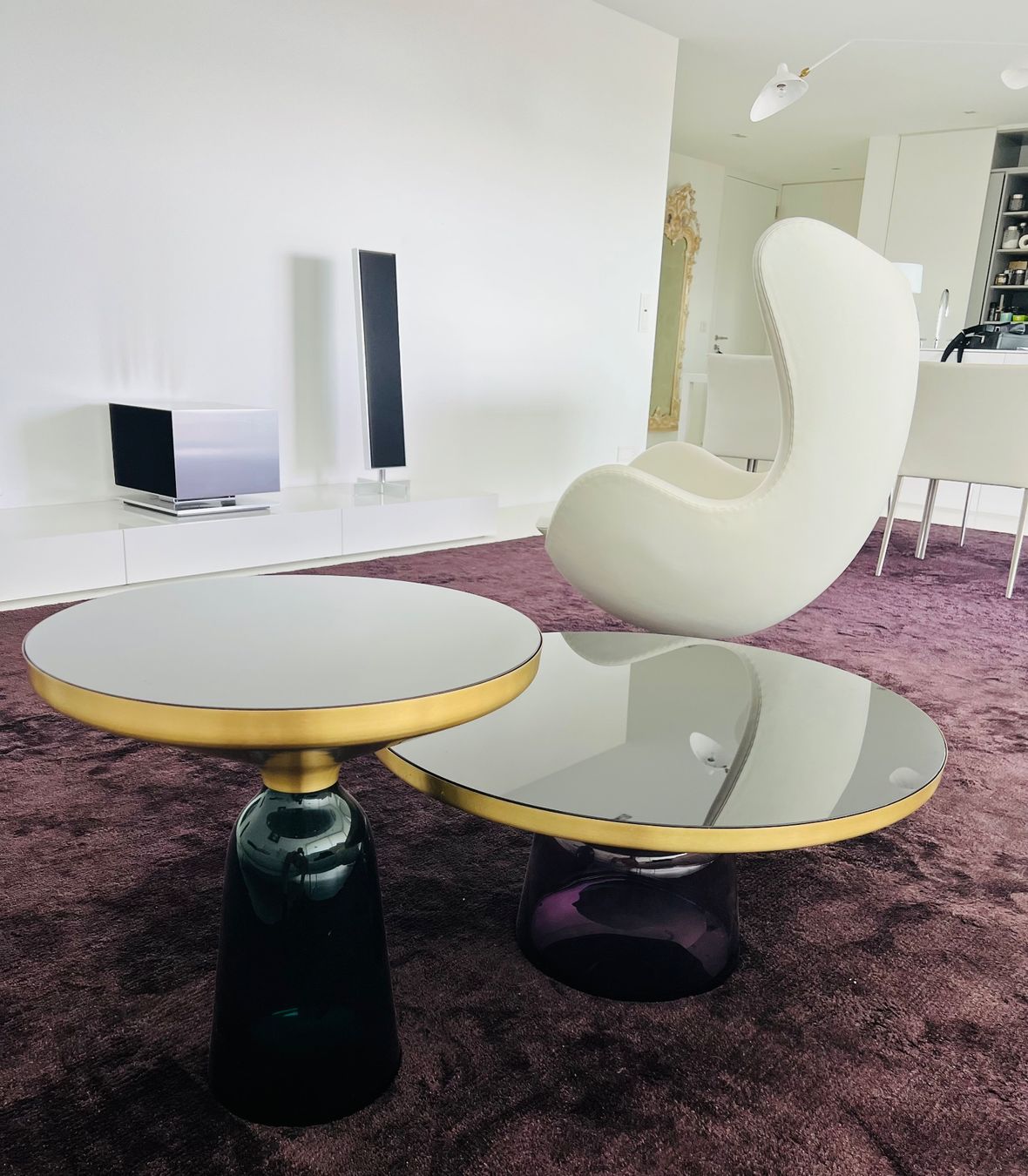 Set di tavolo e panche: 2xClassiCon Bell Table - Sebastian Herkner, Amethyst&Smaragd – Usato da ZUG venduto da sch_xpf5 1
