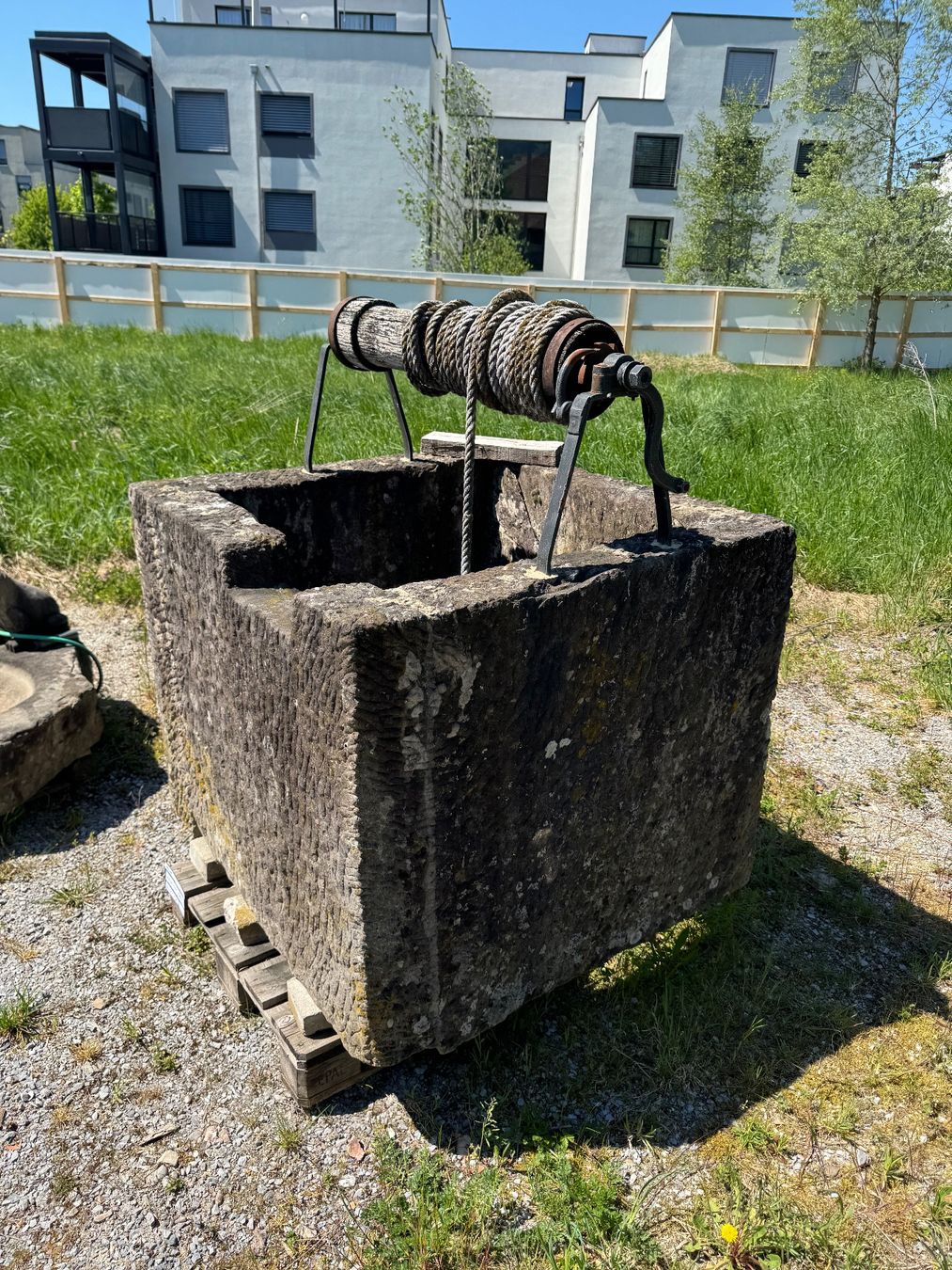 Teiche & Zierbrunnen: Ziehbrunnen aus Sandstein gespitzt – Gebraucht aus Neuhaus von Mueller_Naturstein