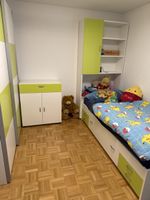 Bett mit Kopfteil, Kommode, Schiebetürenschrank Window CH