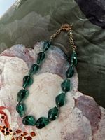 Hübsche, halsnahe Kette mit grünen Glasperlen.