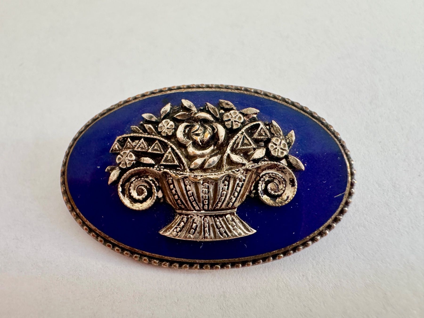 Broches & Aiguilles: Brosche Korb mit Blumen blau emailliert oval alt – D'occasion à Egg b. Zürich par chantilly-lace 1