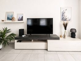 Meuble TV blanc avec plateau effet pierre noir