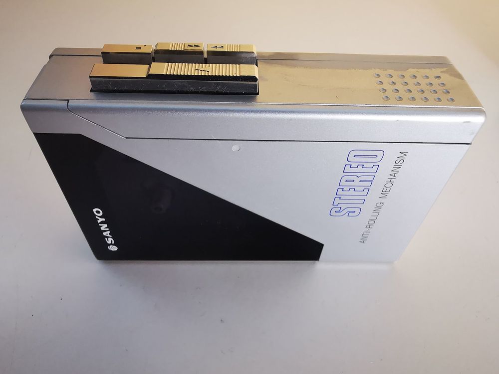 Walkman Sanyo M-G12 – Lecteur Cassette Portable – Japon 1982 – Occasion Gris