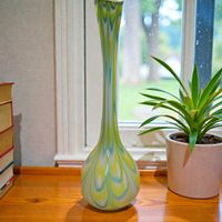 Langhals-Glasvase aus Murano mit grüner Liniendekoration.
