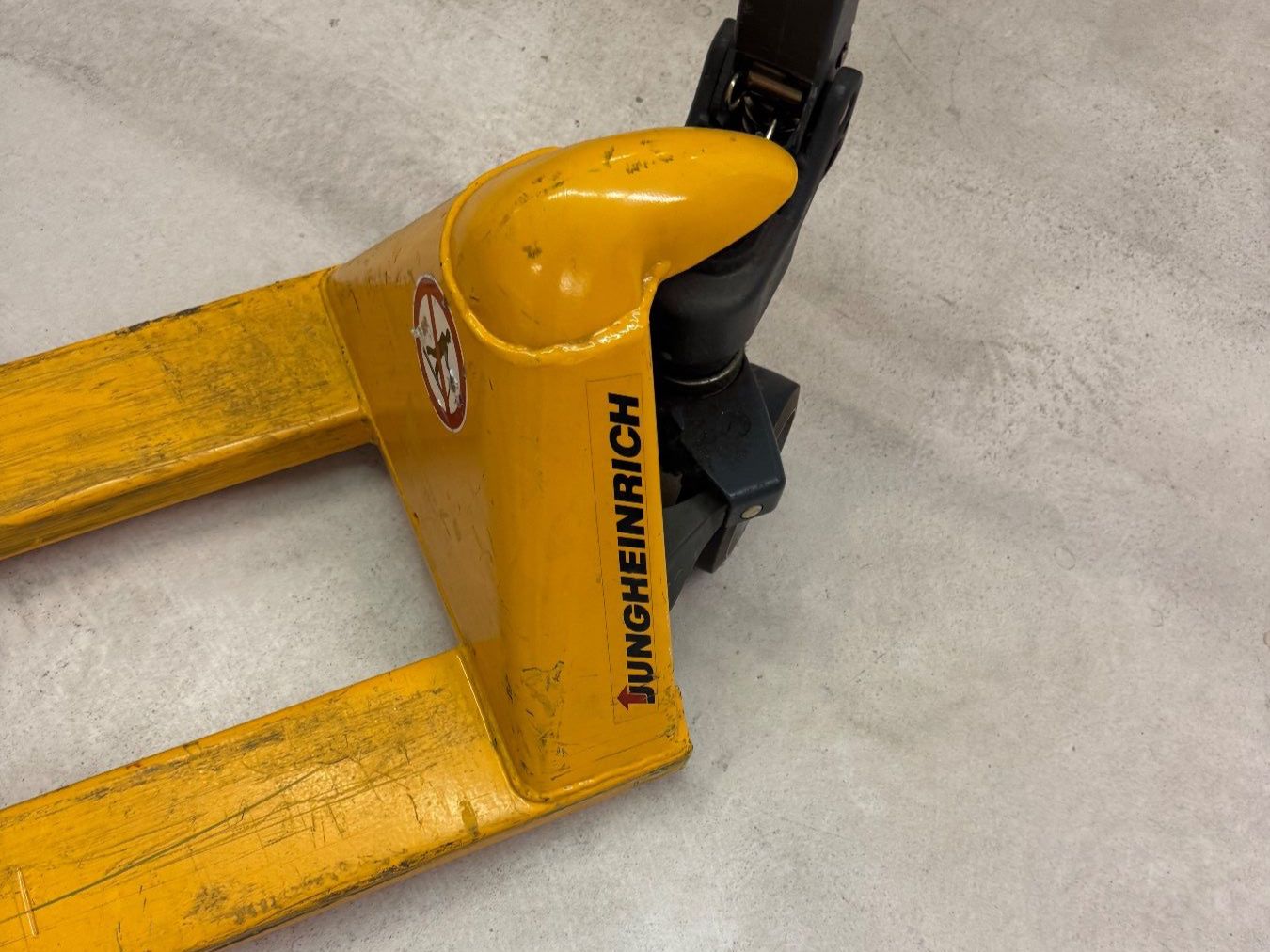 Carrelli elevatori e a forche: Transpalette manuel Jungheinrich – 2’200 kg – professionnel – Usato da Aarberg venduto da SNMachines 2