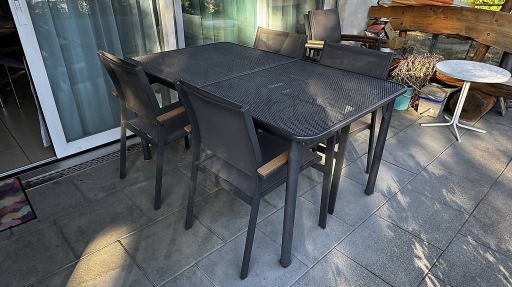 Set di tavolo e panche: Gartentisch und 6 Stühle – Usato da Allschwil venduto da miirlee