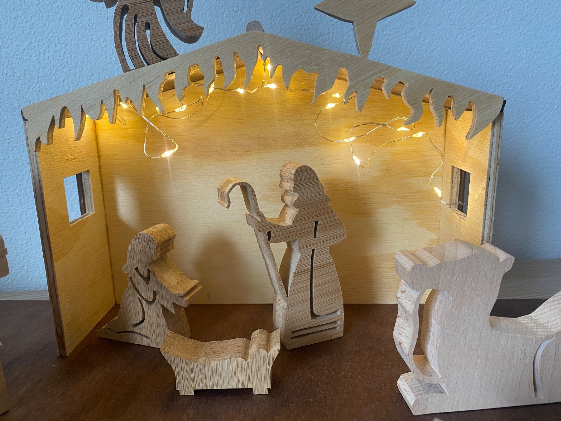 Toutes les décorations: Weihnachtskrippe aus Holz mit Licht – Neuf (Voir description) à Glattbrugg par RD-Shop 4