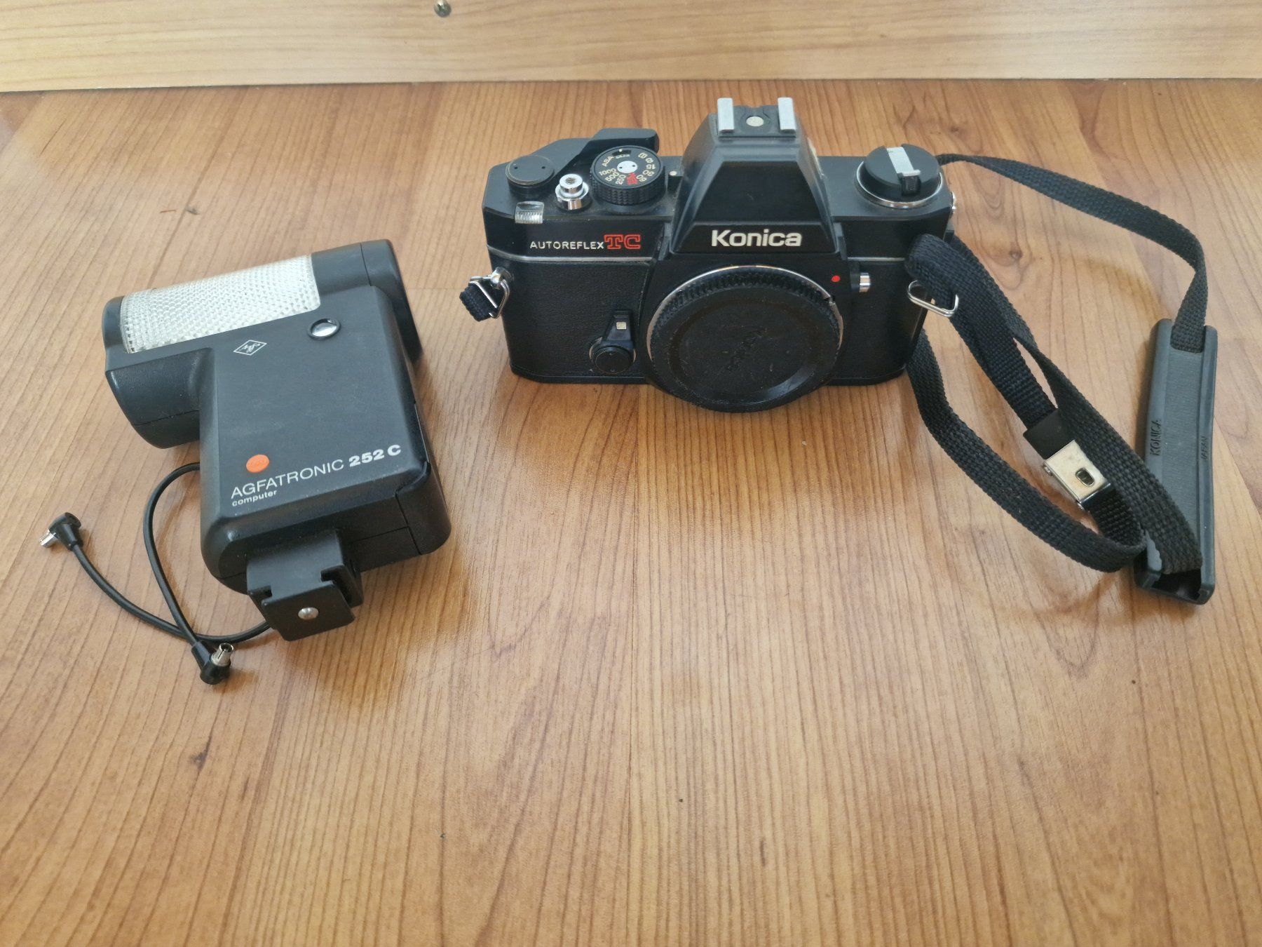 Pentax Fotocamera: Konica Autoreflex TC + Agfatronic 252C – Usato da Vevey venduto da dreetje9
