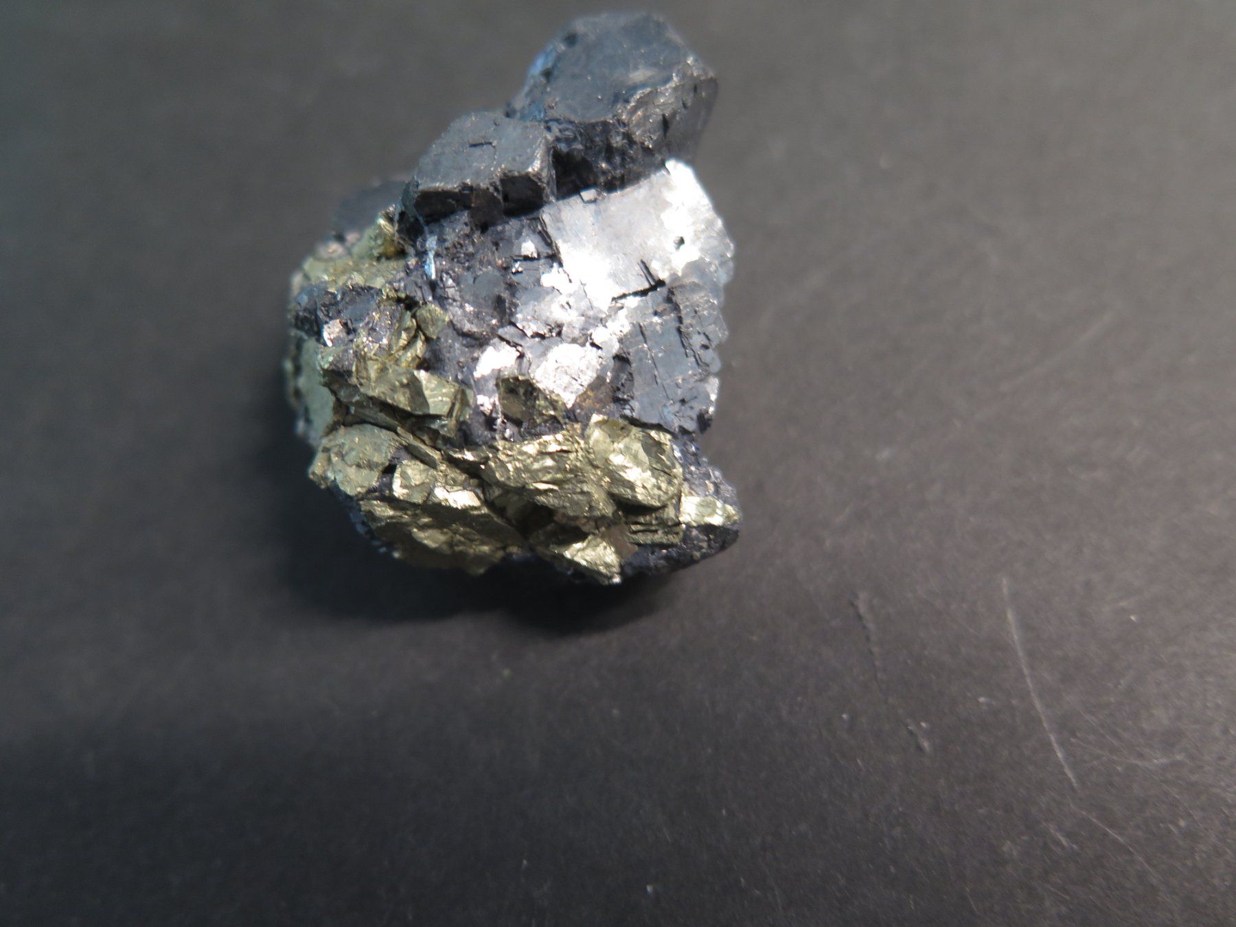 Mineralien & Heilsteine: Bleiglanz mit Pyrit von Peru – Gebraucht aus Schaffhausen von Yamakana51L8736OQ8 1