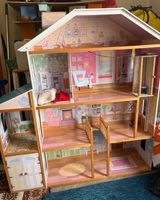 Puppenhaus Holz mit Zubehoer guter Zustand