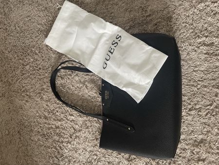 Schwarze Guess Tasche - zeitlos schick für den Winter