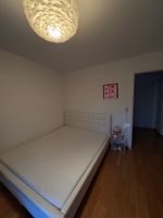 Bett mit weissem Kunstleder Kopfteil