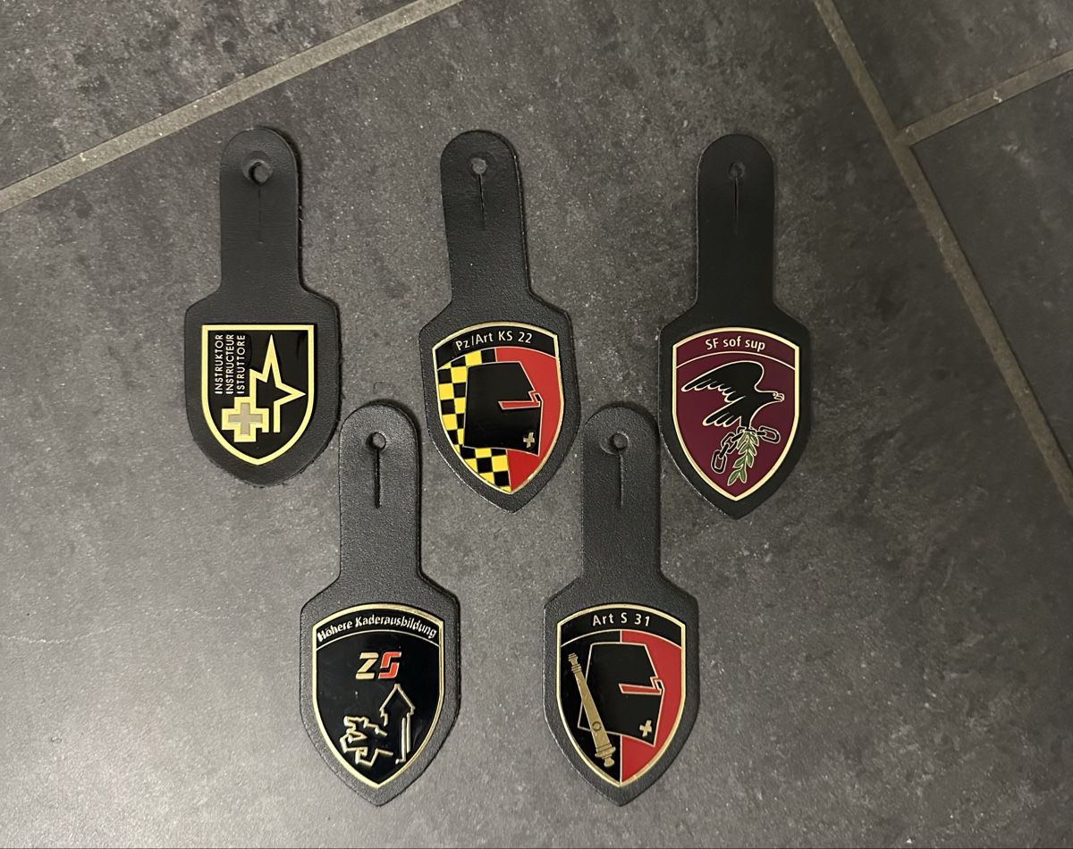 Armée suisse Plaquettes & Badges: Brusttaschenanhänger verschieden – D'occasion à Nänikon par Axeed