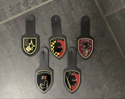 Brusttaschenanhänger verschieden