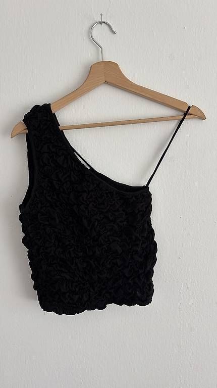 Top: COS ONE-SHOULDER TOP XS – Usato da Liebefeld venduto da DilaraNathalie
