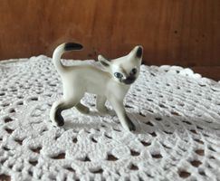 Siamkatze aus Porzellan stehend