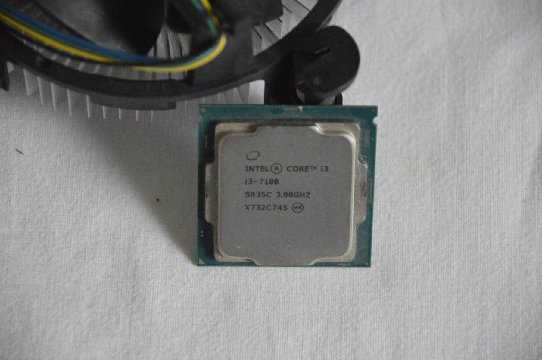 Intel Componenti elettronici: Intel Core i3-7100 CPU mit Kühler - Geprüft & Funktioniert – Usato da Egg b. Zürich venduto da ht_2021