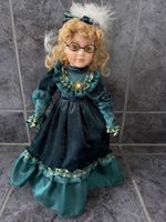Porzellanpuppe mit glamourösem Kleid un Brille
