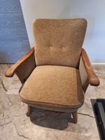 Fauteuil ancien en bois avec tissu brun