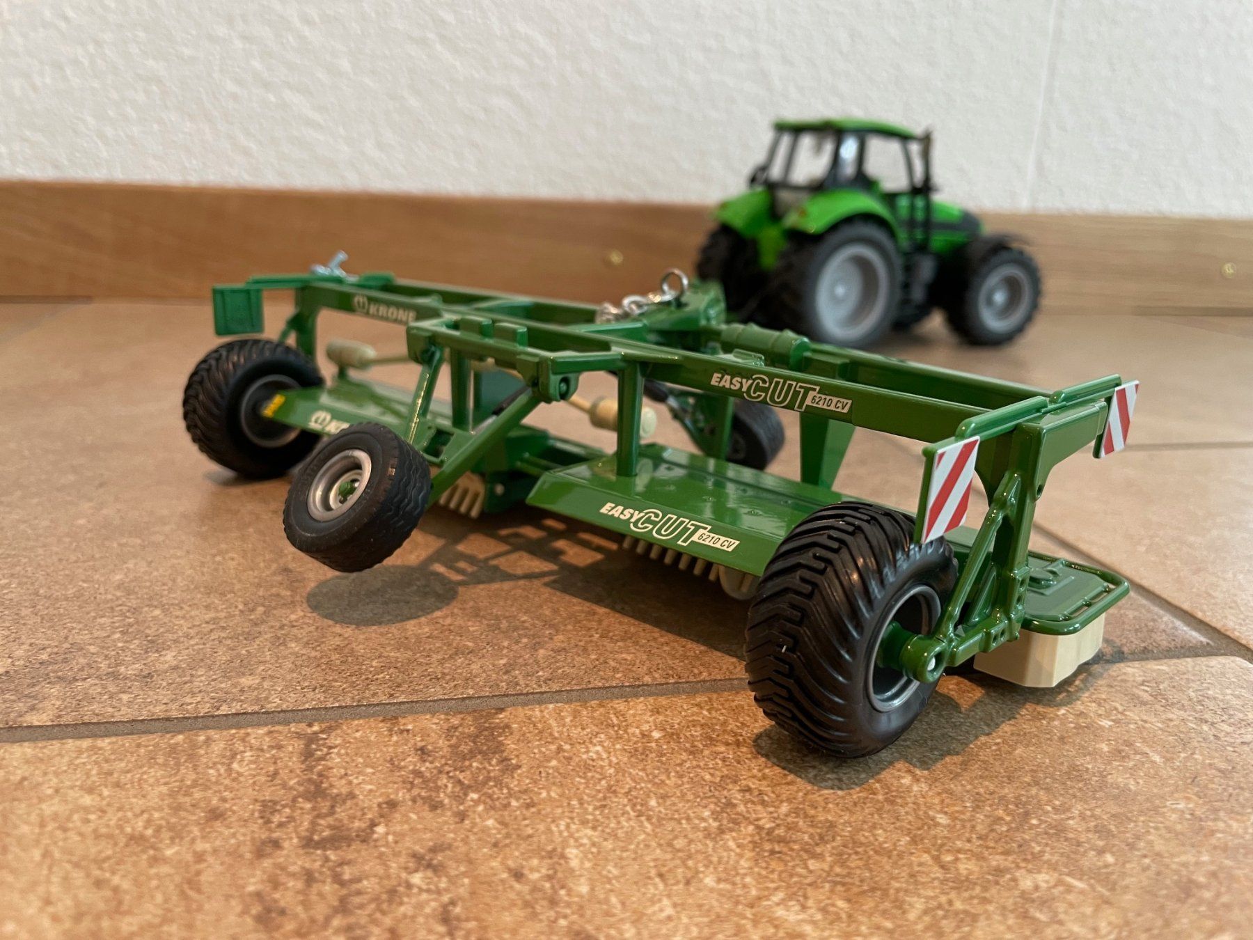 Deutz Trattori: SIKU Deutz Agrotron 210 mit Krone Mähwerk – Nuovo e nell'imballaggio originale da Kreuzlingen venduto da Stefan1150 3