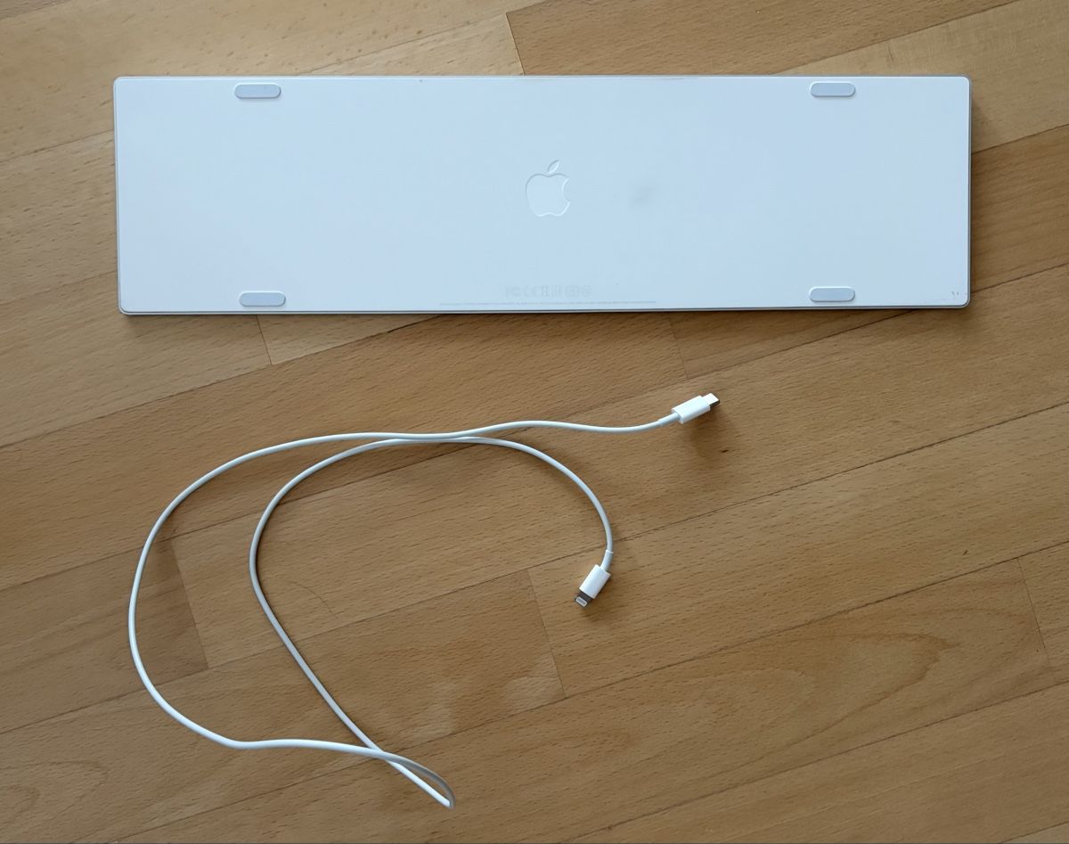 Apple Tastiere: Apple CH-Tastatur mit Nummernblock – Nuovo (secondo la descrizione) da Bern venduto da blackshiri 1