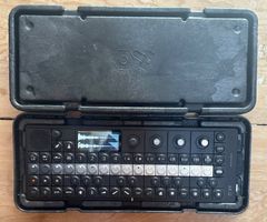 Teenage Engineering OP-XY en parfait état avec boîtier!