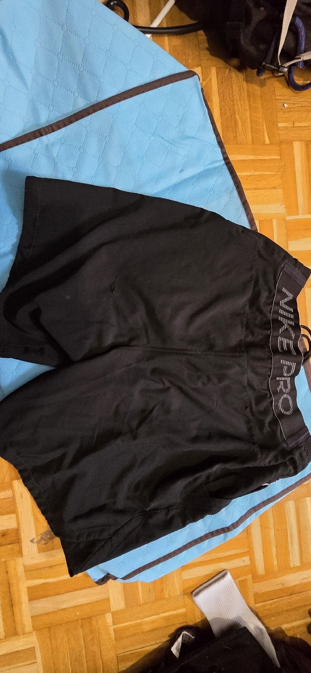 Nike Pantaloni: Short Nike noir idéal sport – Usato da Mont-sur-Lausanne venduto da Didinho 1
